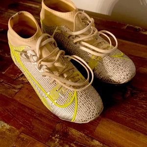 Nike Big Kids soccer cleats Sz 4.5 US